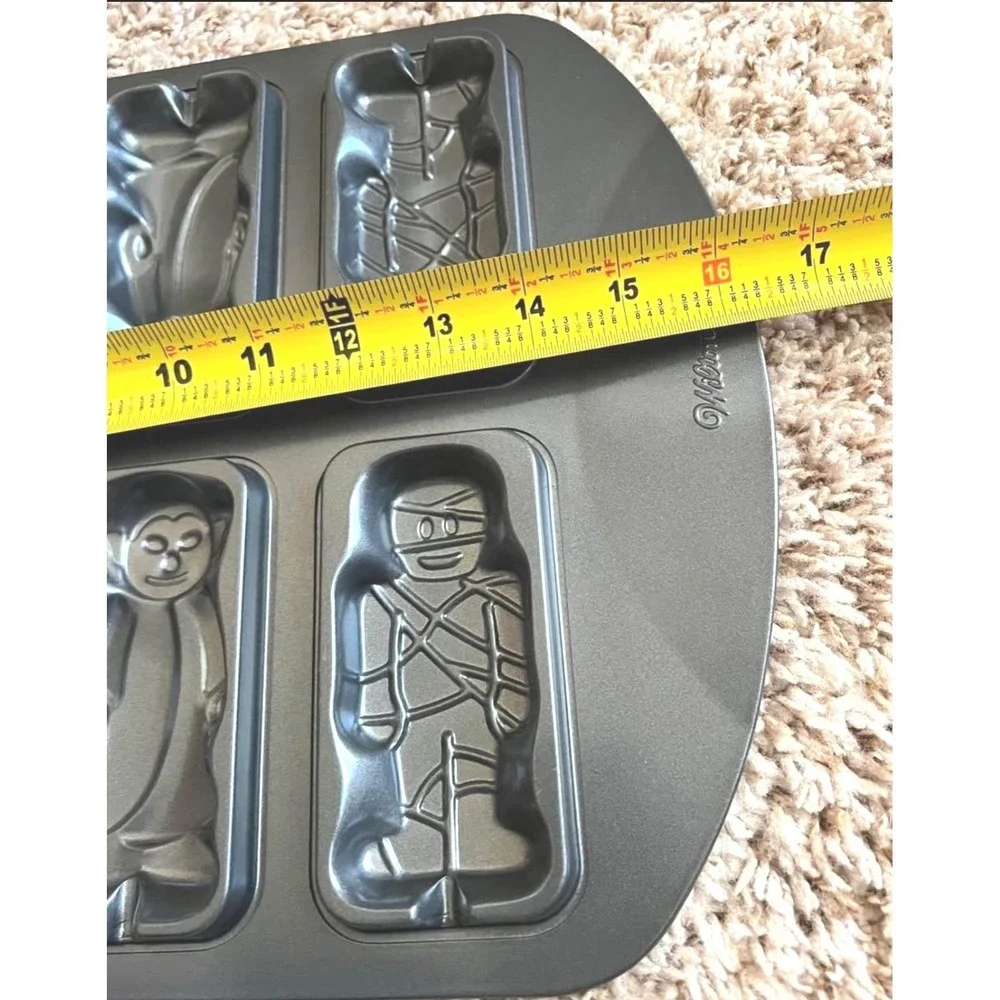 Wilton Halloween Pops Cookie Pan 8 Cake‎ Pops Mummy, Vampire, Alien, Dracula